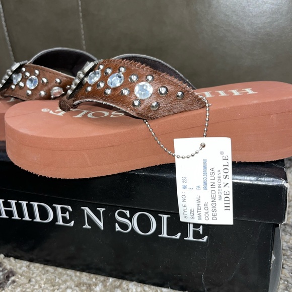 NWT Hide N Sole Flip Flops - Picture 2 of 11